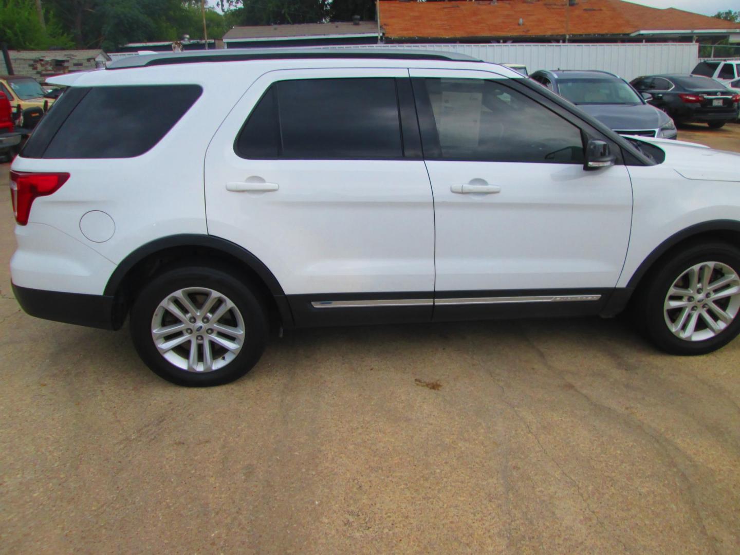 2017 WHITE Ford Explorer XLT FWD (1FM5K7DHXHG) with an 2.3L L4 DOHC 16V engine, 6A transmission, located at 1815 NE 28th St., Fort Worth, TX, 76106, (817) 625-6251, 32.795582, -97.333069 - Photo#3