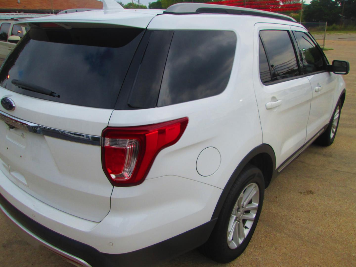 2017 WHITE Ford Explorer XLT FWD (1FM5K7DHXHG) with an 2.3L L4 DOHC 16V engine, 6A transmission, located at 1815 NE 28th St., Fort Worth, TX, 76106, (817) 625-6251, 32.795582, -97.333069 - Photo#4