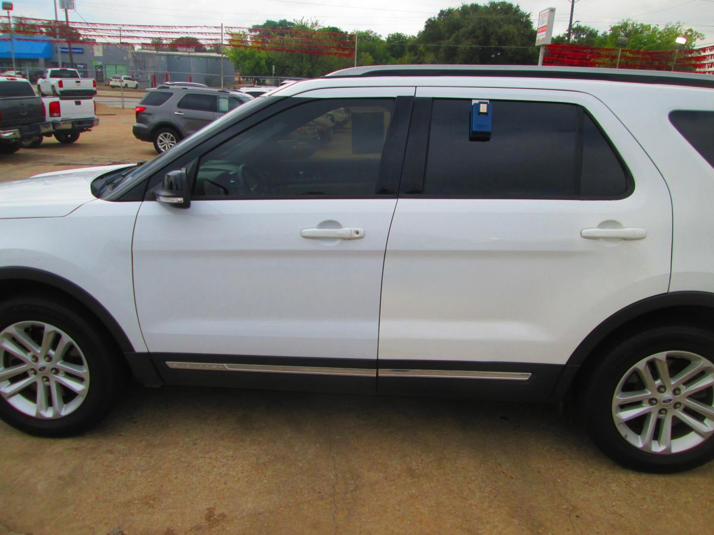 2017 WHITE Ford Explorer XLT FWD (1FM5K7DHXHG) with an 2.3L L4 DOHC 16V engine, 6A transmission, located at 1815 NE 28th St., Fort Worth, TX, 76106, (817) 625-6251, 32.795582, -97.333069 - Photo#7