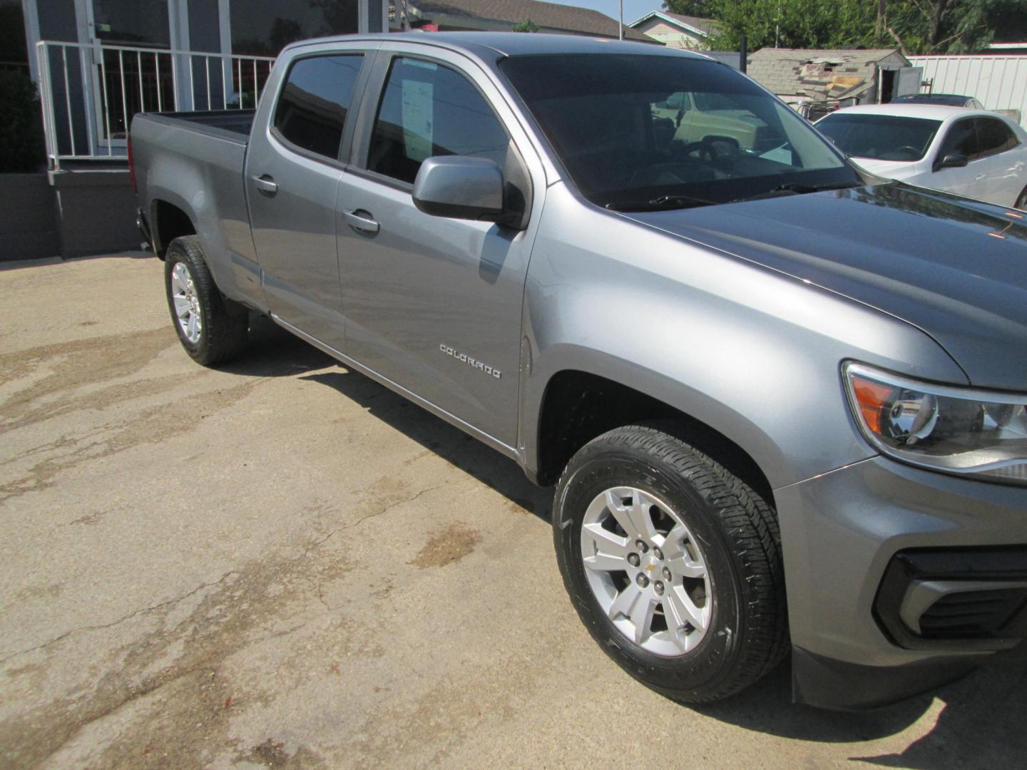 2021 GRAY Chevrolet Colorado LT Crew Cab Long Box 2WD (1GCGSCEN6M1) with an 3.6L V6 DOHC 24V GAS engine, 6A transmission, located at 1815 NE 28th St., Fort Worth, TX, 76106, (817) 625-6251, 32.795582, -97.333069 - Photo#1