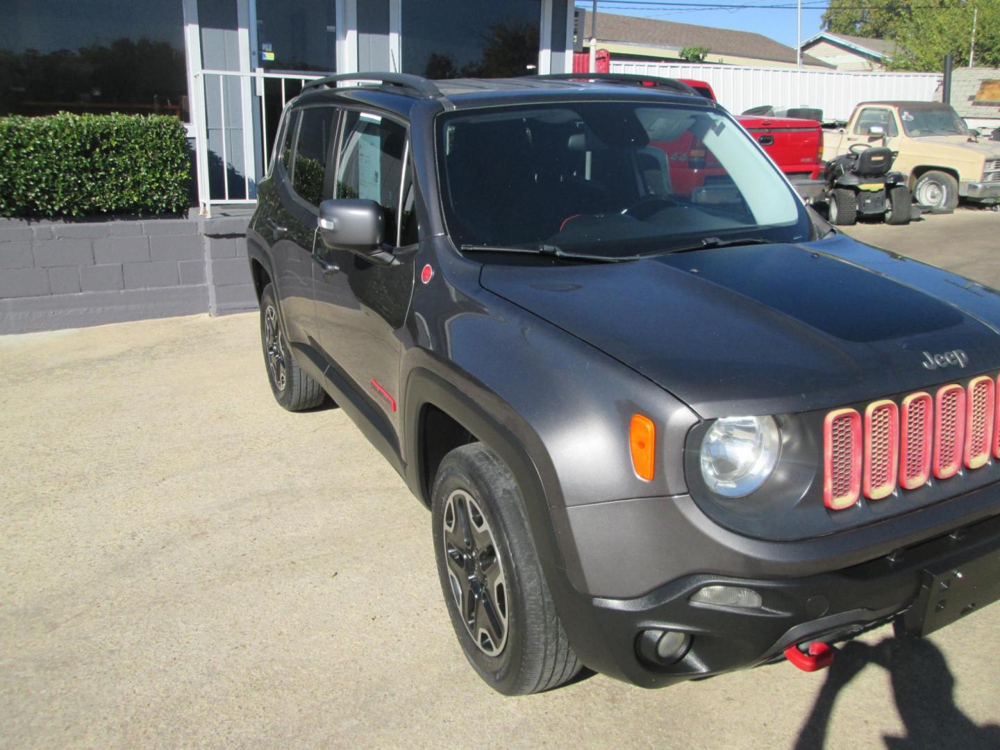 2016 GRAY Jeep Renegade Trailhawk (ZACCJBCT5GP) with an 2.4L L4 DOHC 16V engine, 9A transmission, located at 1815 NE 28th St., Fort Worth, TX, 76106, (817) 625-6251, 32.795582, -97.333069 - Photo#2