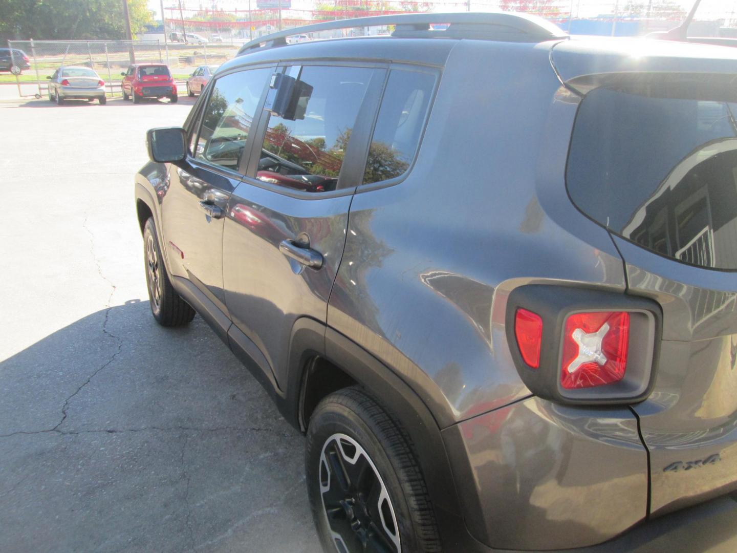 2016 GRAY Jeep Renegade Trailhawk (ZACCJBCT5GP) with an 2.4L L4 DOHC 16V engine, 9A transmission, located at 1815 NE 28th St., Fort Worth, TX, 76106, (817) 625-6251, 32.795582, -97.333069 - Photo#6