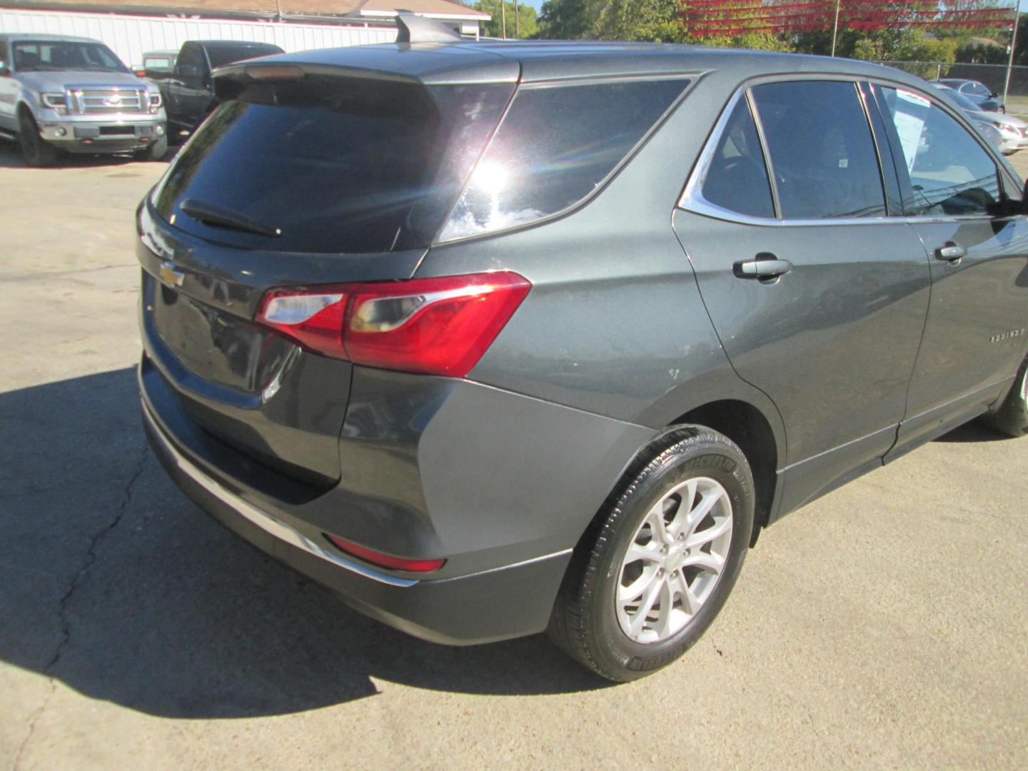 2020 GRAY Chevrolet Equinox LT 2WD (3GNAXKEV7LS) with an 1.5L L4 DIR DOHC 16V TURBO engine, 6A transmission, located at 1815 NE 28th St., Fort Worth, TX, 76106, (817) 625-6251, 32.795582, -97.333069 - Photo#4