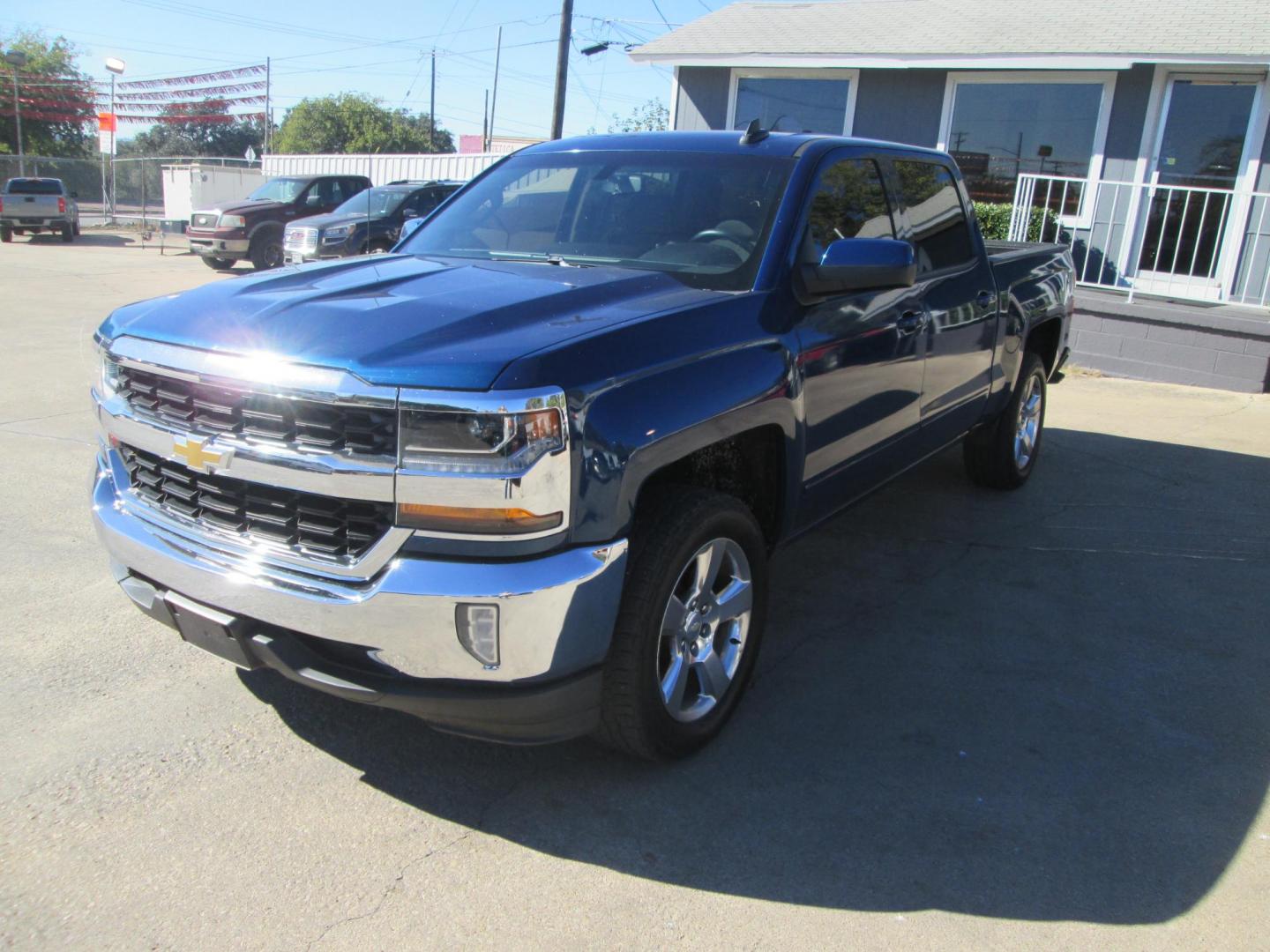 2017 BLUE /GRAY Chevrolet Silverado 1500 LT Crew Cab 2WD (3GCPCREC9HG) with an 5.3L V8 OHV 16V engine, 6A transmission, located at 1815 NE 28th St., Fort Worth, TX, 76106, (817) 625-6251, 32.795582, -97.333069 - Photo#0