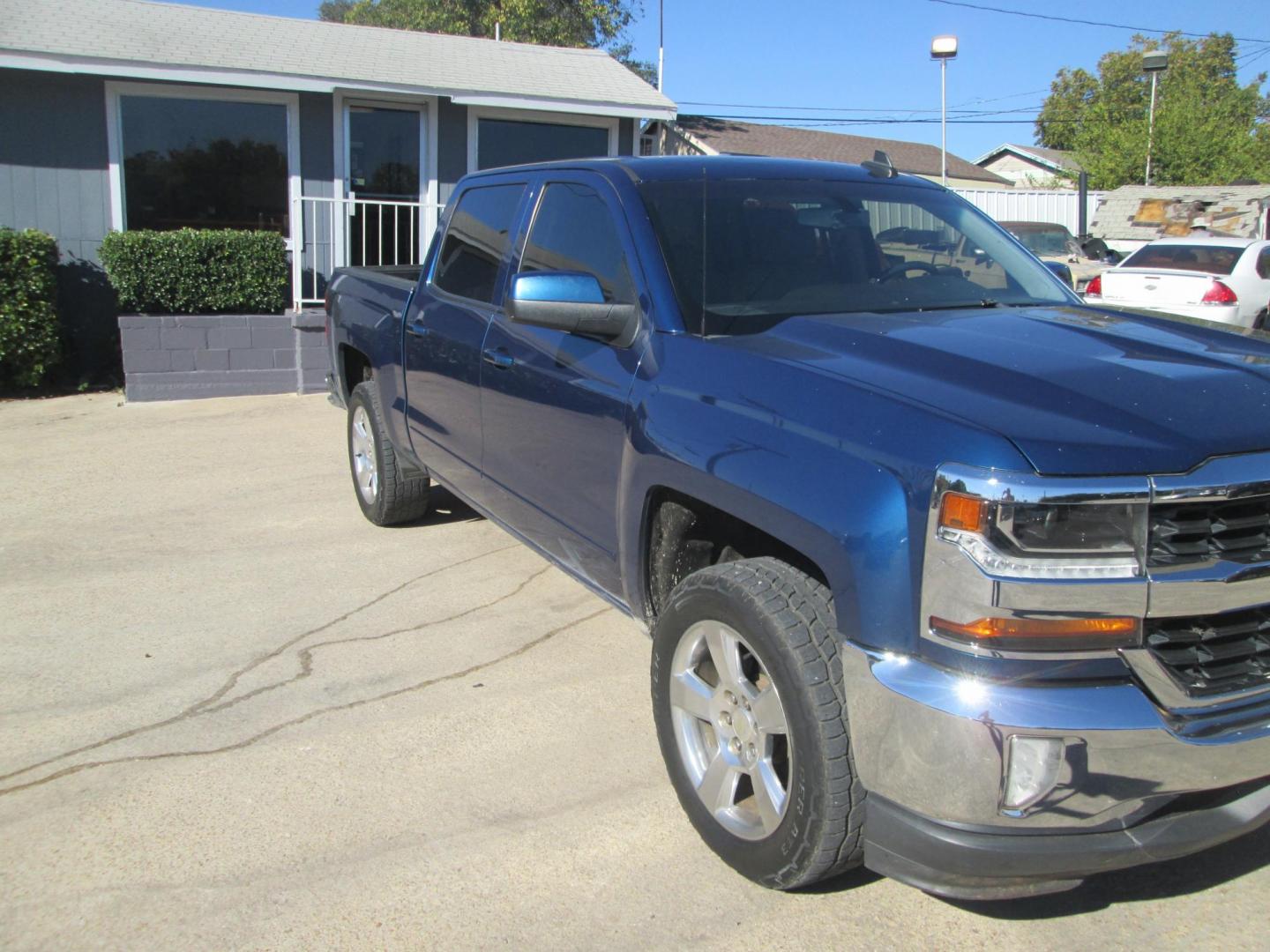 2017 BLUE /GRAY Chevrolet Silverado 1500 LT Crew Cab 2WD (3GCPCREC9HG) with an 5.3L V8 OHV 16V engine, 6A transmission, located at 1815 NE 28th St., Fort Worth, TX, 76106, (817) 625-6251, 32.795582, -97.333069 - Photo#2