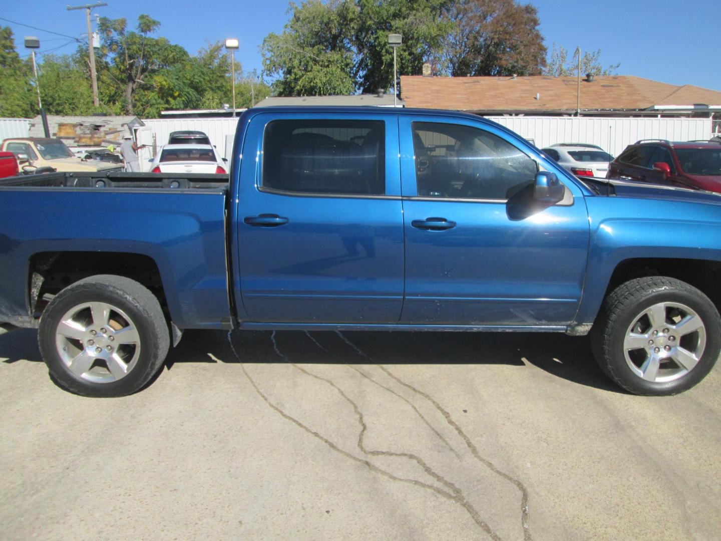 2017 BLUE /GRAY Chevrolet Silverado 1500 LT Crew Cab 2WD (3GCPCREC9HG) with an 5.3L V8 OHV 16V engine, 6A transmission, located at 1815 NE 28th St., Fort Worth, TX, 76106, (817) 625-6251, 32.795582, -97.333069 - Photo#3