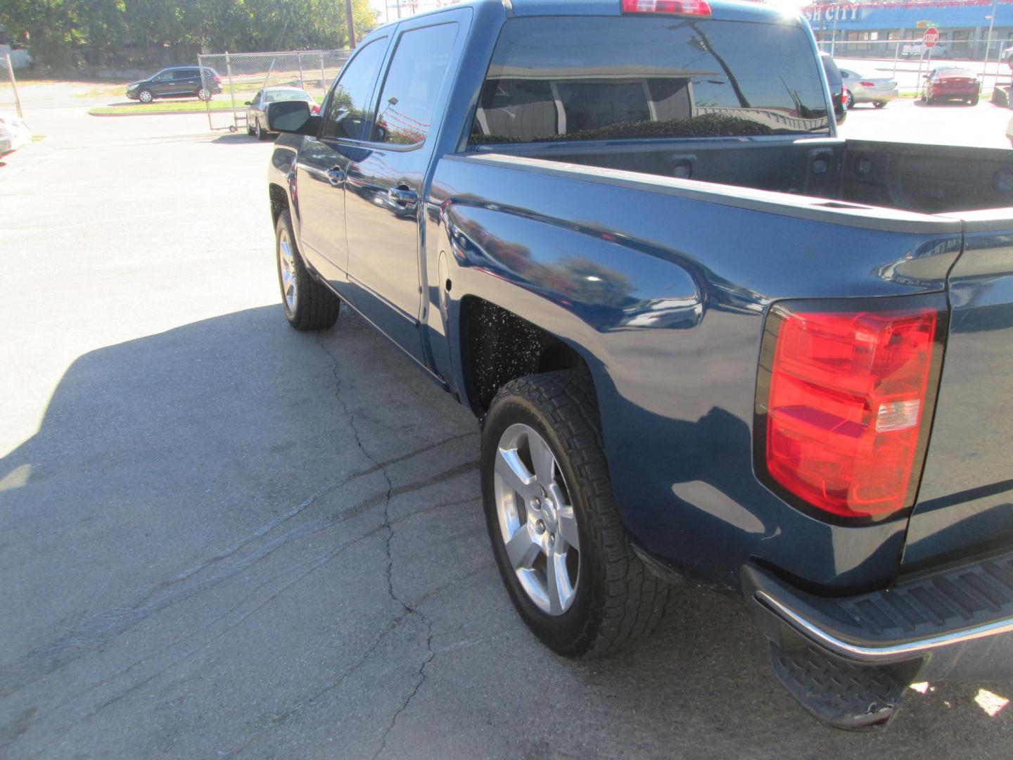 2017 BLUE /GRAY Chevrolet Silverado 1500 LT Crew Cab 2WD (3GCPCREC9HG) with an 5.3L V8 OHV 16V engine, 6A transmission, located at 1815 NE 28th St., Fort Worth, TX, 76106, (817) 625-6251, 32.795582, -97.333069 - Photo#4