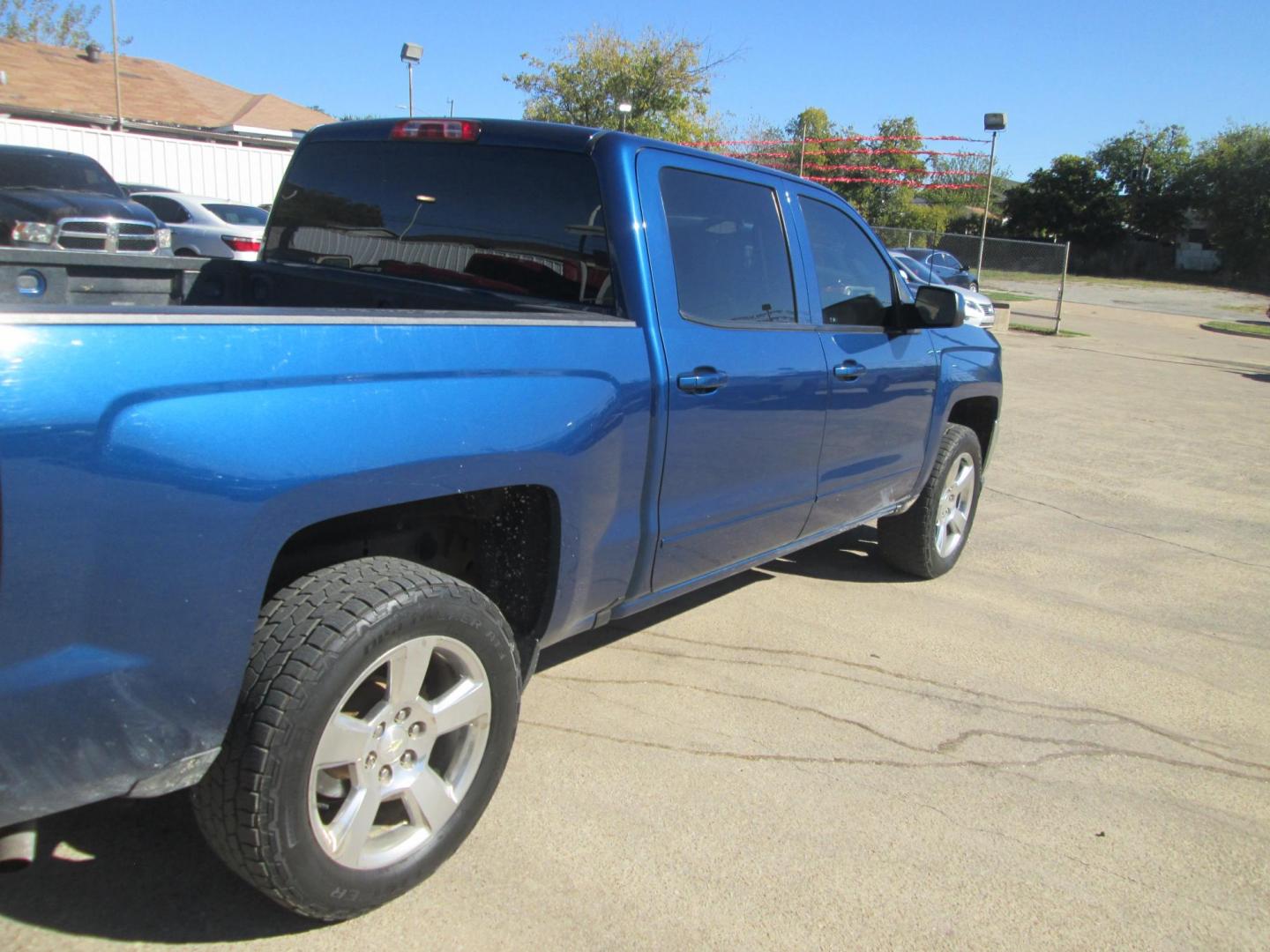 2017 BLUE /GRAY Chevrolet Silverado 1500 LT Crew Cab 2WD (3GCPCREC9HG) with an 5.3L V8 OHV 16V engine, 6A transmission, located at 1815 NE 28th St., Fort Worth, TX, 76106, (817) 625-6251, 32.795582, -97.333069 - Photo#5