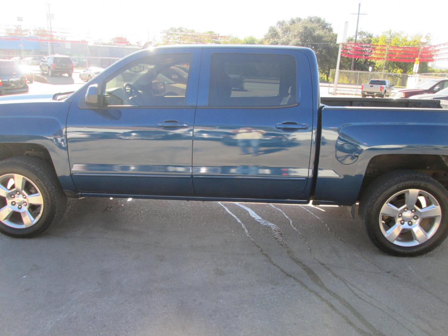 2017 BLUE /GRAY Chevrolet Silverado 1500 LT Crew Cab 2WD (3GCPCREC9HG) with an 5.3L V8 OHV 16V engine, 6A transmission, located at 1815 NE 28th St., Fort Worth, TX, 76106, (817) 625-6251, 32.795582, -97.333069 - Photo#7