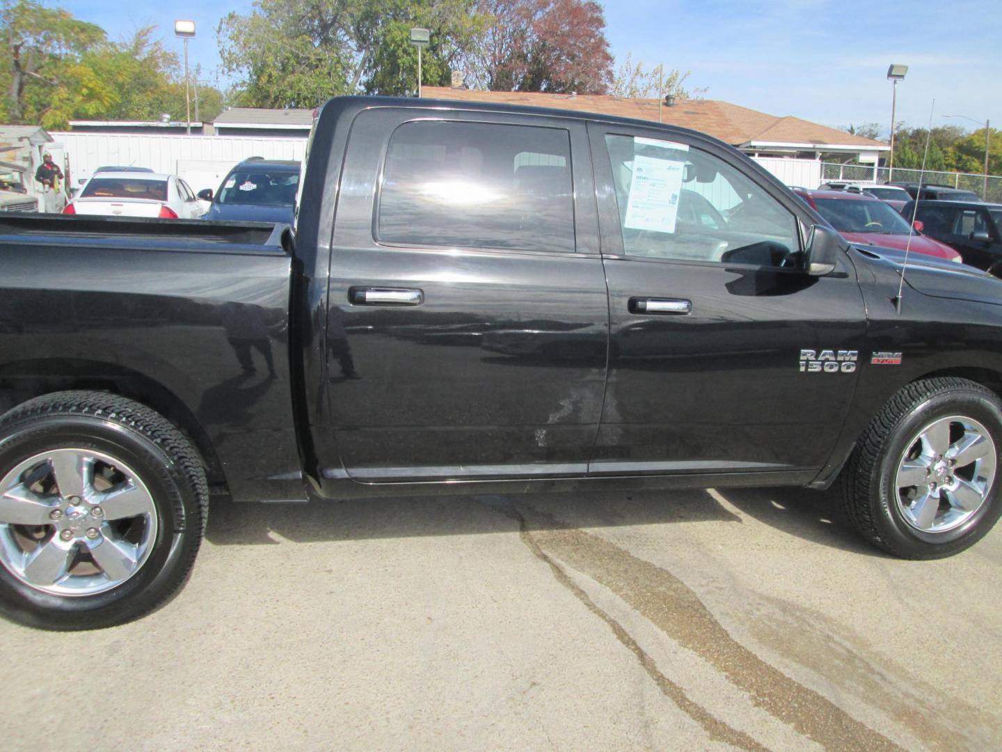 2016 BLACK RAM 1500 SLT Crew Cab SWB 2WD (3C6RR6LT2GG) with an 5.7L V8 OHV 16V engine, 6A transmission, located at 1815 NE 28th St., Fort Worth, TX, 76106, (817) 625-6251, 32.795582, -97.333069 - Photo#4