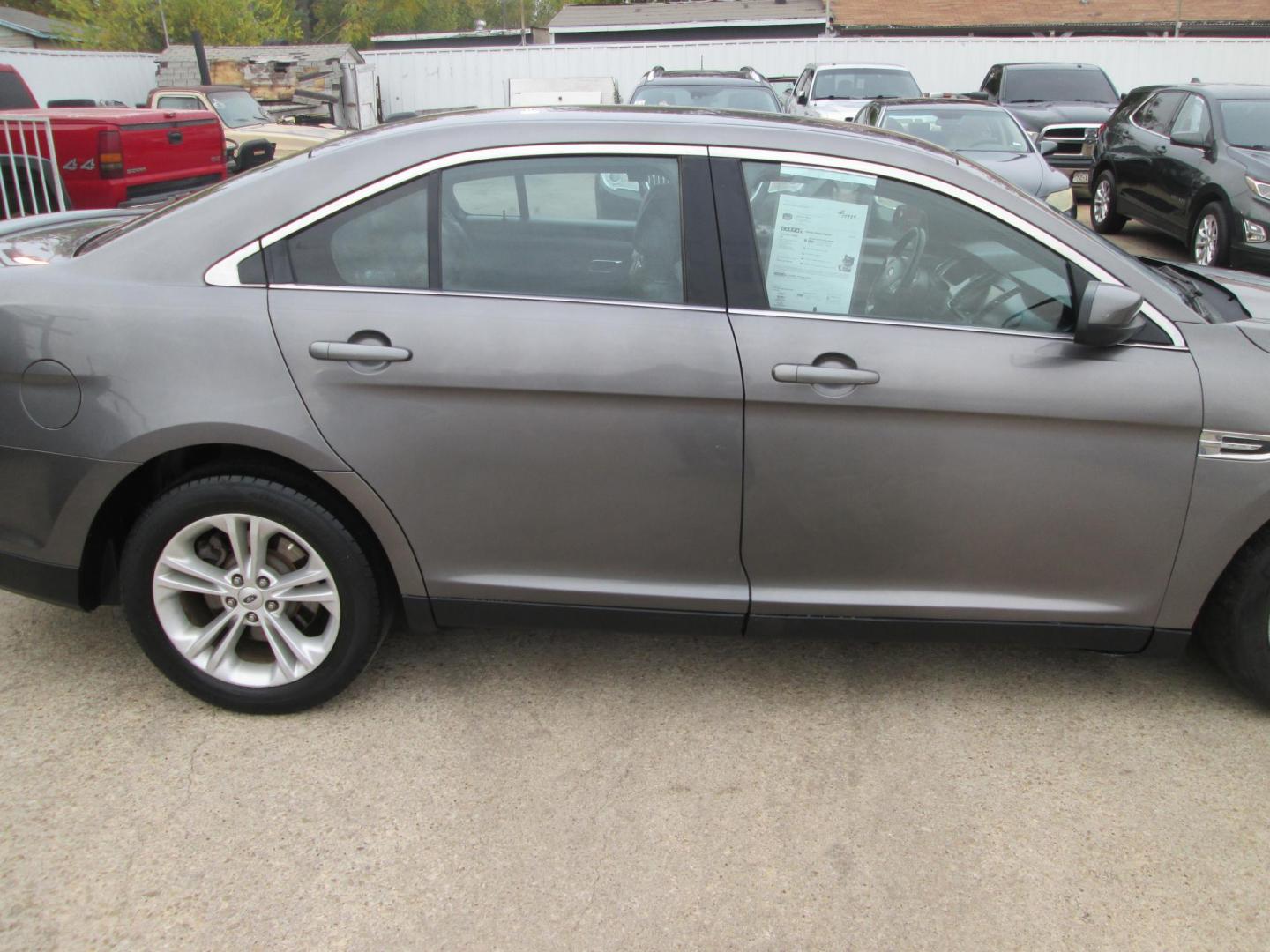 2014 GRAY Ford Taurus SEL FWD (1FAHP2E80EG) with an 3.5L V6 DOHC 24V engine, 6-Speed Automatic transmission, located at 1815 NE 28th St., Fort Worth, TX, 76106, (817) 625-6251, 32.795582, -97.333069 - Photo#4