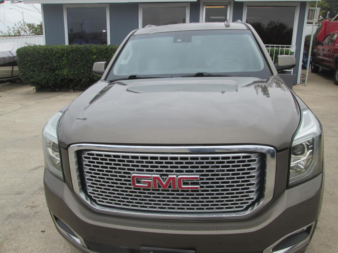 2016 GREEN GMC Yukon Denali 2WD (1GKS1CKJ6GR) with an 6.2L V8 OHV 16V engine, 6A transmission, located at 1815 NE 28th St., Fort Worth, TX, 76106, (817) 625-6251, 32.795582, -97.333069 - Photo#1