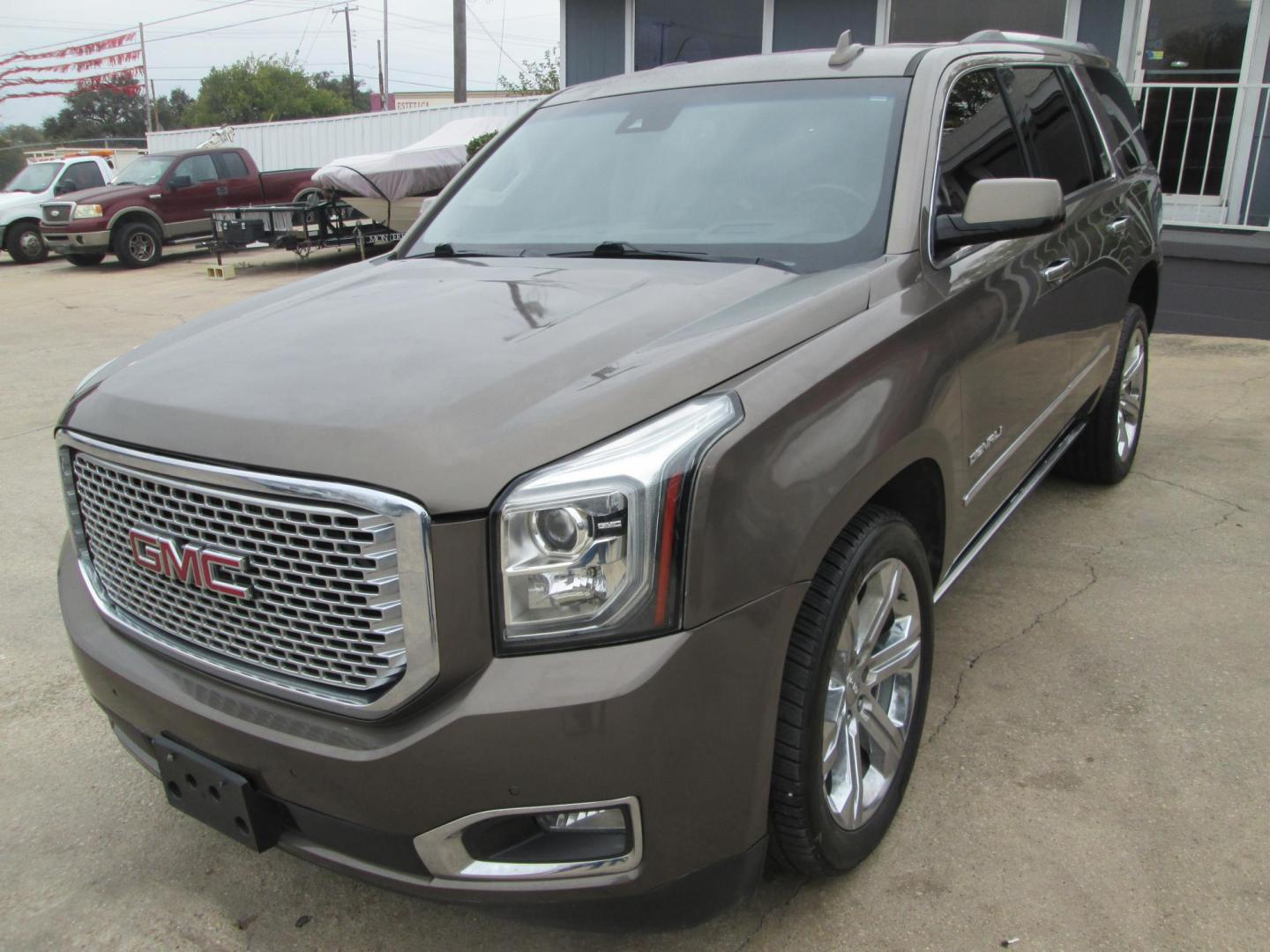 2016 GREEN GMC Yukon Denali 2WD (1GKS1CKJ6GR) with an 6.2L V8 OHV 16V engine, 6A transmission, located at 1815 NE 28th St., Fort Worth, TX, 76106, (817) 625-6251, 32.795582, -97.333069 - Photo#0