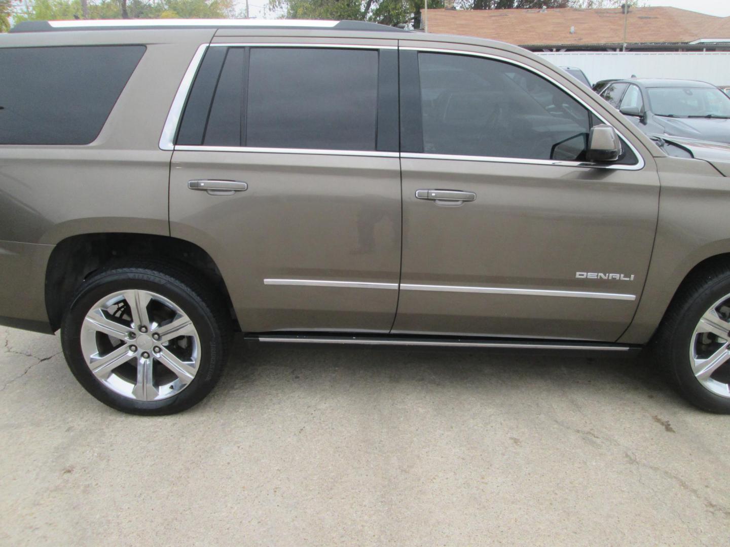 2016 GREEN GMC Yukon Denali 2WD (1GKS1CKJ6GR) with an 6.2L V8 OHV 16V engine, 6A transmission, located at 1815 NE 28th St., Fort Worth, TX, 76106, (817) 625-6251, 32.795582, -97.333069 - Photo#4