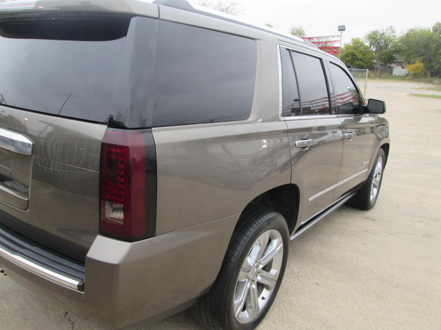 2016 GREEN GMC Yukon Denali 2WD (1GKS1CKJ6GR) with an 6.2L V8 OHV 16V engine, 6A transmission, located at 1815 NE 28th St., Fort Worth, TX, 76106, (817) 625-6251, 32.795582, -97.333069 - Photo#5