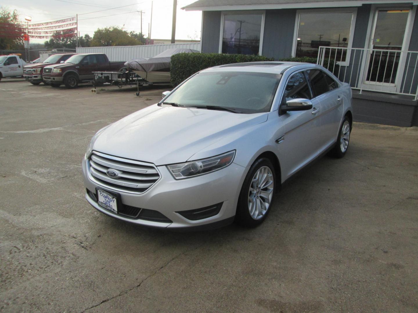 2018 SILVER Ford Taurus Limited FWD (1FAHP2F81JG) with an 3.5L V6 DOHC 24V engine, 6A transmission, located at 1815 NE 28th St., Fort Worth, TX, 76106, (817) 625-6251, 32.795582, -97.333069 - Photo#0