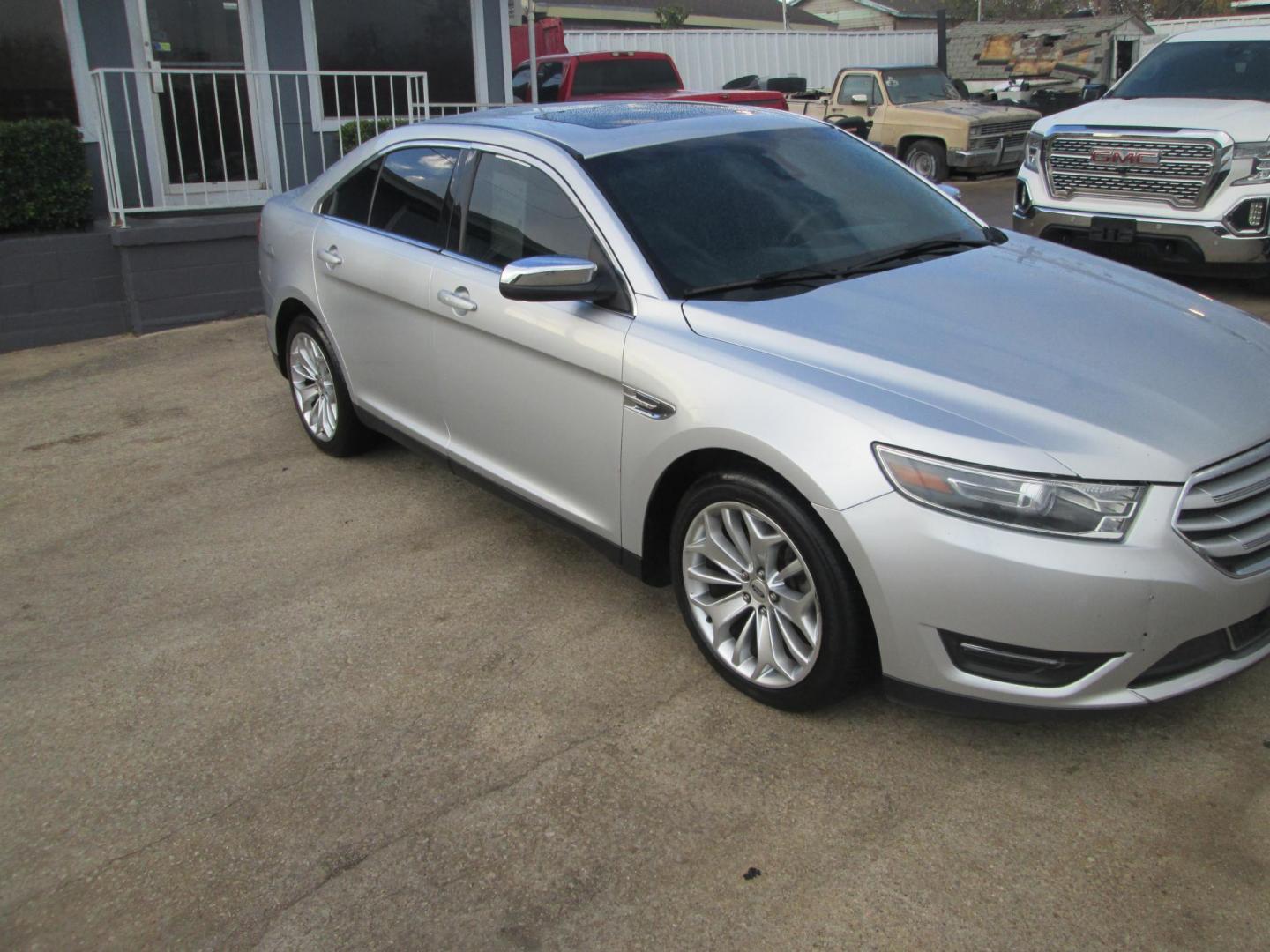 2018 SILVER Ford Taurus Limited FWD (1FAHP2F81JG) with an 3.5L V6 DOHC 24V engine, 6A transmission, located at 1815 NE 28th St., Fort Worth, TX, 76106, (817) 625-6251, 32.795582, -97.333069 - Photo#3