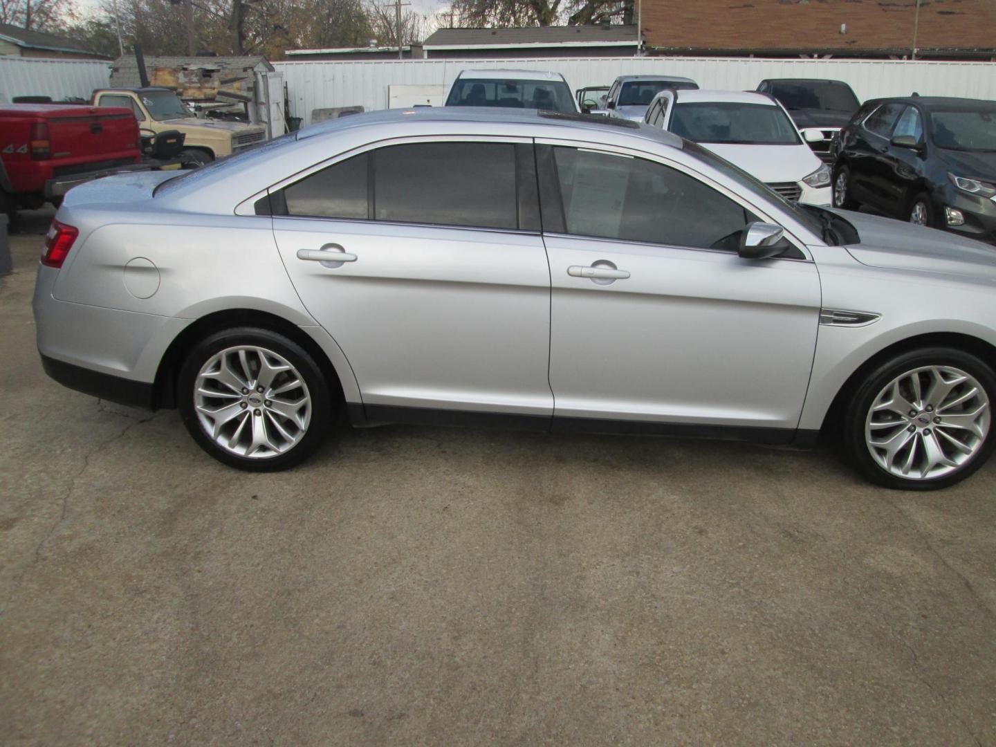 2018 SILVER Ford Taurus Limited FWD (1FAHP2F81JG) with an 3.5L V6 DOHC 24V engine, 6A transmission, located at 1815 NE 28th St., Fort Worth, TX, 76106, (817) 625-6251, 32.795582, -97.333069 - Photo#4