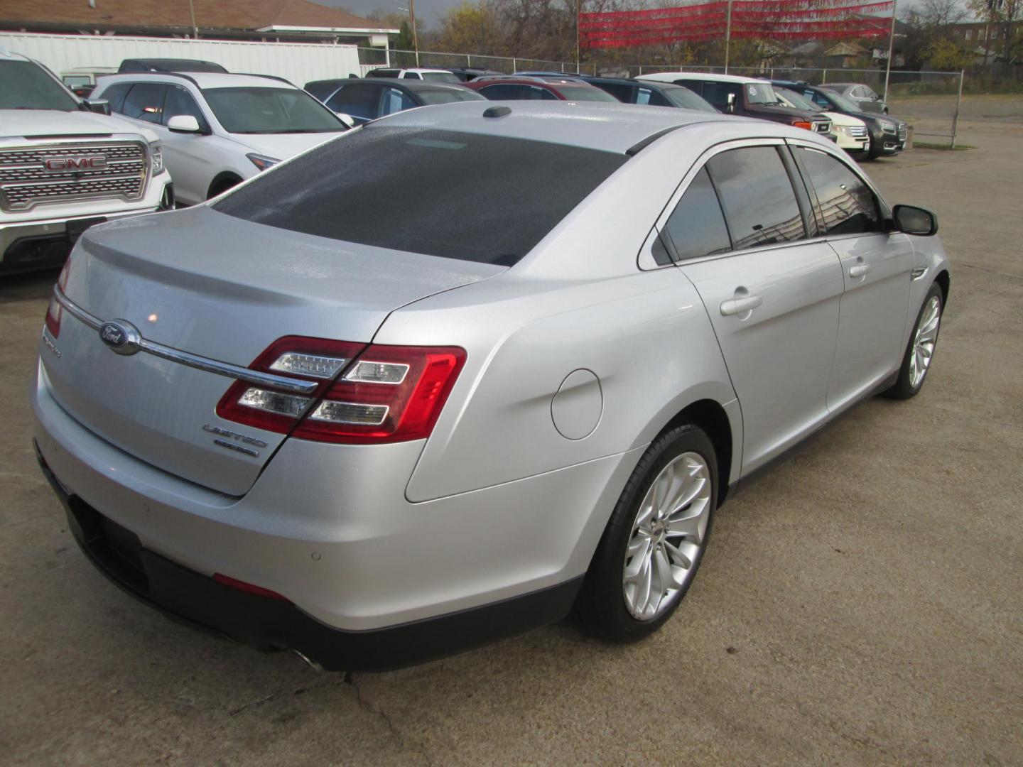 2018 SILVER Ford Taurus Limited FWD (1FAHP2F81JG) with an 3.5L V6 DOHC 24V engine, 6A transmission, located at 1815 NE 28th St., Fort Worth, TX, 76106, (817) 625-6251, 32.795582, -97.333069 - Photo#5