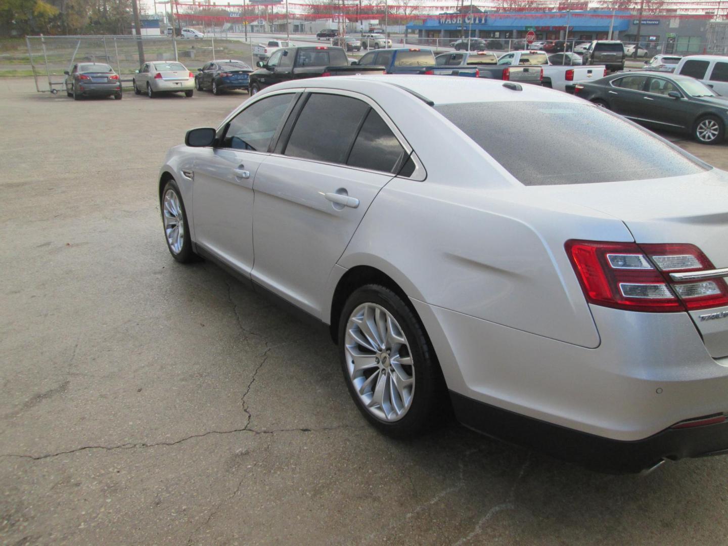 2018 SILVER Ford Taurus Limited FWD (1FAHP2F81JG) with an 3.5L V6 DOHC 24V engine, 6A transmission, located at 1815 NE 28th St., Fort Worth, TX, 76106, (817) 625-6251, 32.795582, -97.333069 - Photo#7