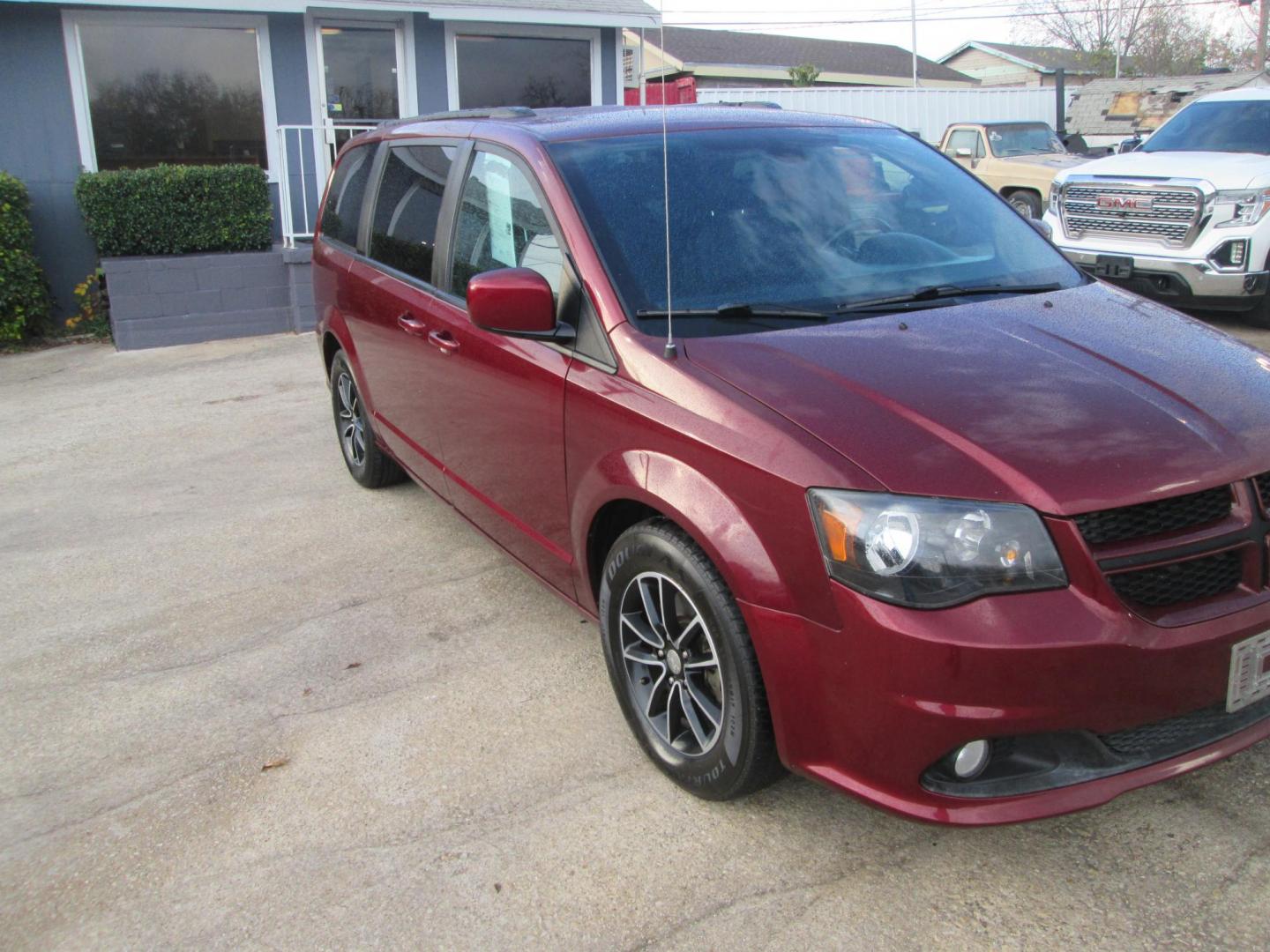 2018 RED Dodge Grand Caravan GT (2C4RDGEG9JR) with an 3.6L V6 DOHC 24V engine, 6A transmission, located at 1815 NE 28th St., Fort Worth, TX, 76106, (817) 625-6251, 32.795582, -97.333069 - Photo#2