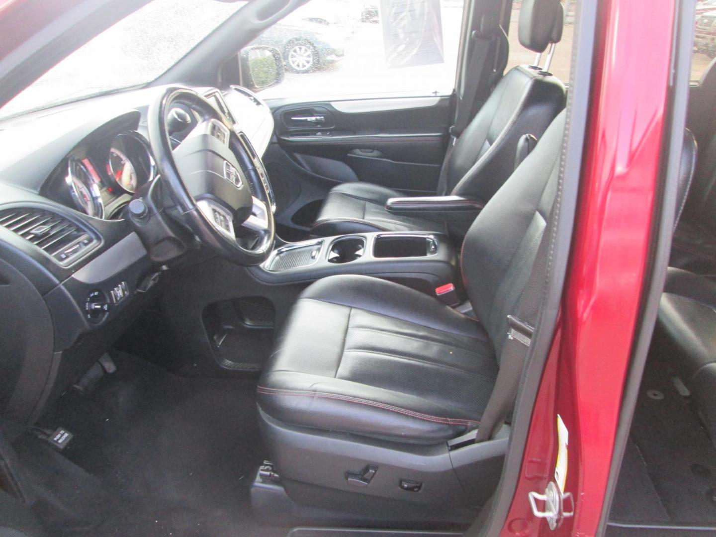 2018 RED Dodge Grand Caravan GT (2C4RDGEG9JR) with an 3.6L V6 DOHC 24V engine, 6A transmission, located at 1815 NE 28th St., Fort Worth, TX, 76106, (817) 625-6251, 32.795582, -97.333069 - Photo#9