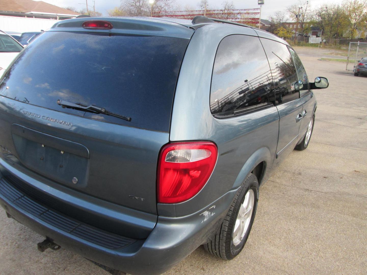 2005 GREEN Dodge Grand Caravan SXT (2D4GP44L75R) with an 3.8L V6 OHV 12V engine, 4-Speed Automatic Overdrive transmission, located at 1815 NE 28th St., Fort Worth, TX, 76106, (817) 625-6251, 32.795582, -97.333069 - Photo#4