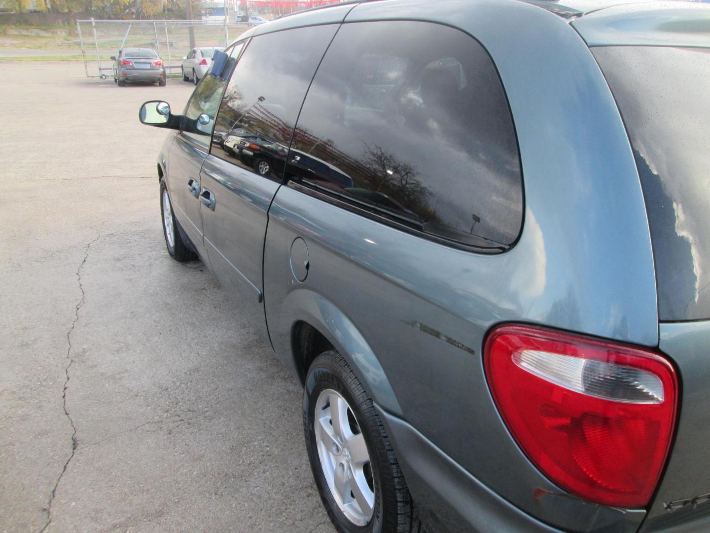 2005 GREEN Dodge Grand Caravan SXT (2D4GP44L75R) with an 3.8L V6 OHV 12V engine, 4-Speed Automatic Overdrive transmission, located at 1815 NE 28th St., Fort Worth, TX, 76106, (817) 625-6251, 32.795582, -97.333069 - Photo#7