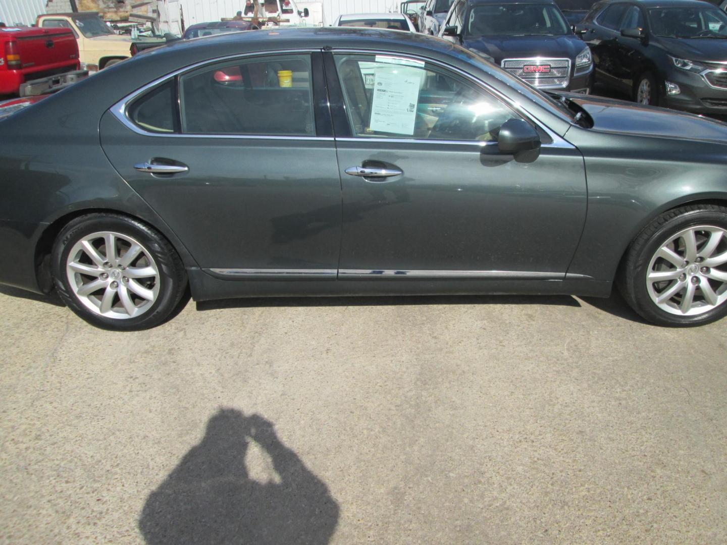 2007 Lexus LS 460 Luxury Sedan (JTHBL46F875) with an 4.6L V8 DOHC 32V engine, 8-Speed Automatic Overdrive transmission, located at 1815 NE 28th St., Fort Worth, TX, 76106, (817) 625-6251, 32.795582, -97.333069 - Photo#3