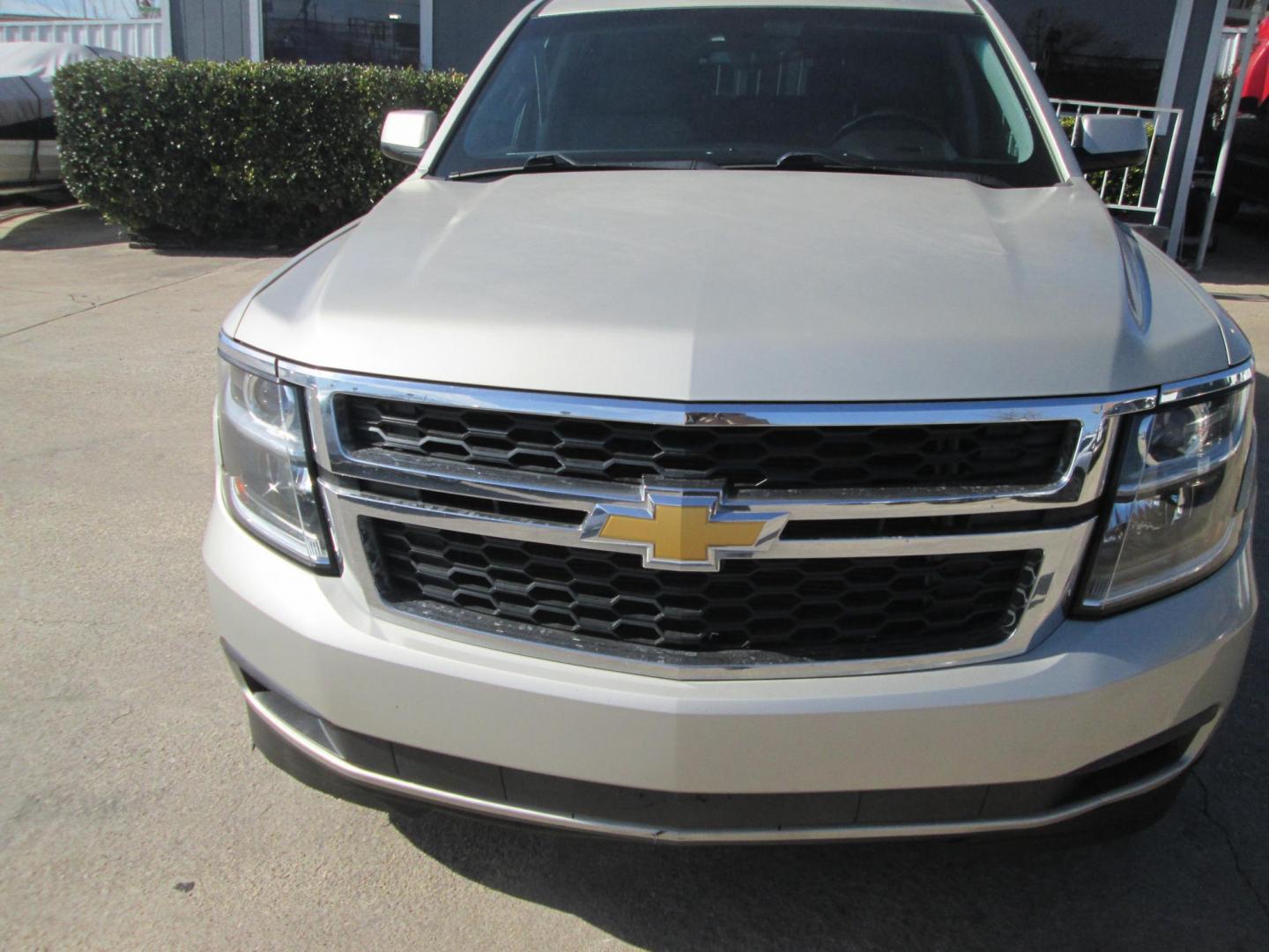 2015 GOLD Chevrolet Tahoe LT 2WD (1GNSCBKC3FR) with an 5.3L V8 OHV 16V engine, 6-Speed Automatic transmission, located at 1815 NE 28th St., Fort Worth, TX, 76106, (817) 625-6251, 32.795582, -97.333069 - Photo#2