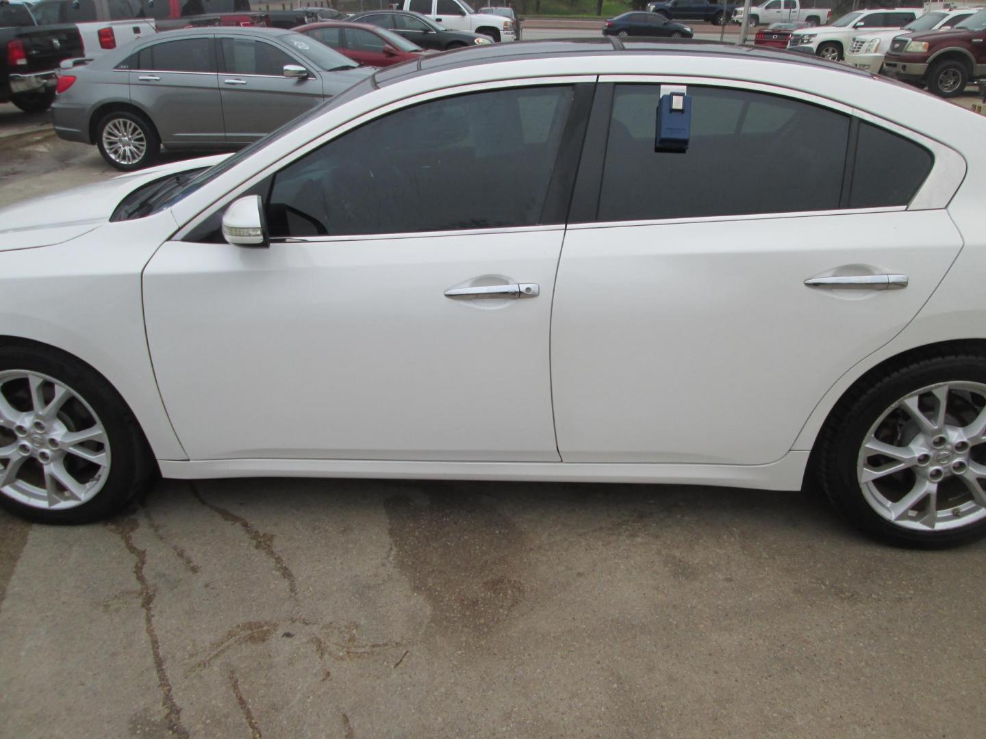 2012 WHITE Nissan Maxima SV (1N4AA5AP5CC) with an 3.5L V6 DOHC 24V engine, Continuously Variable Transmission transmission, located at 1815 NE 28th St., Fort Worth, TX, 76106, (817) 625-6251, 32.795582, -97.333069 - Photo#6