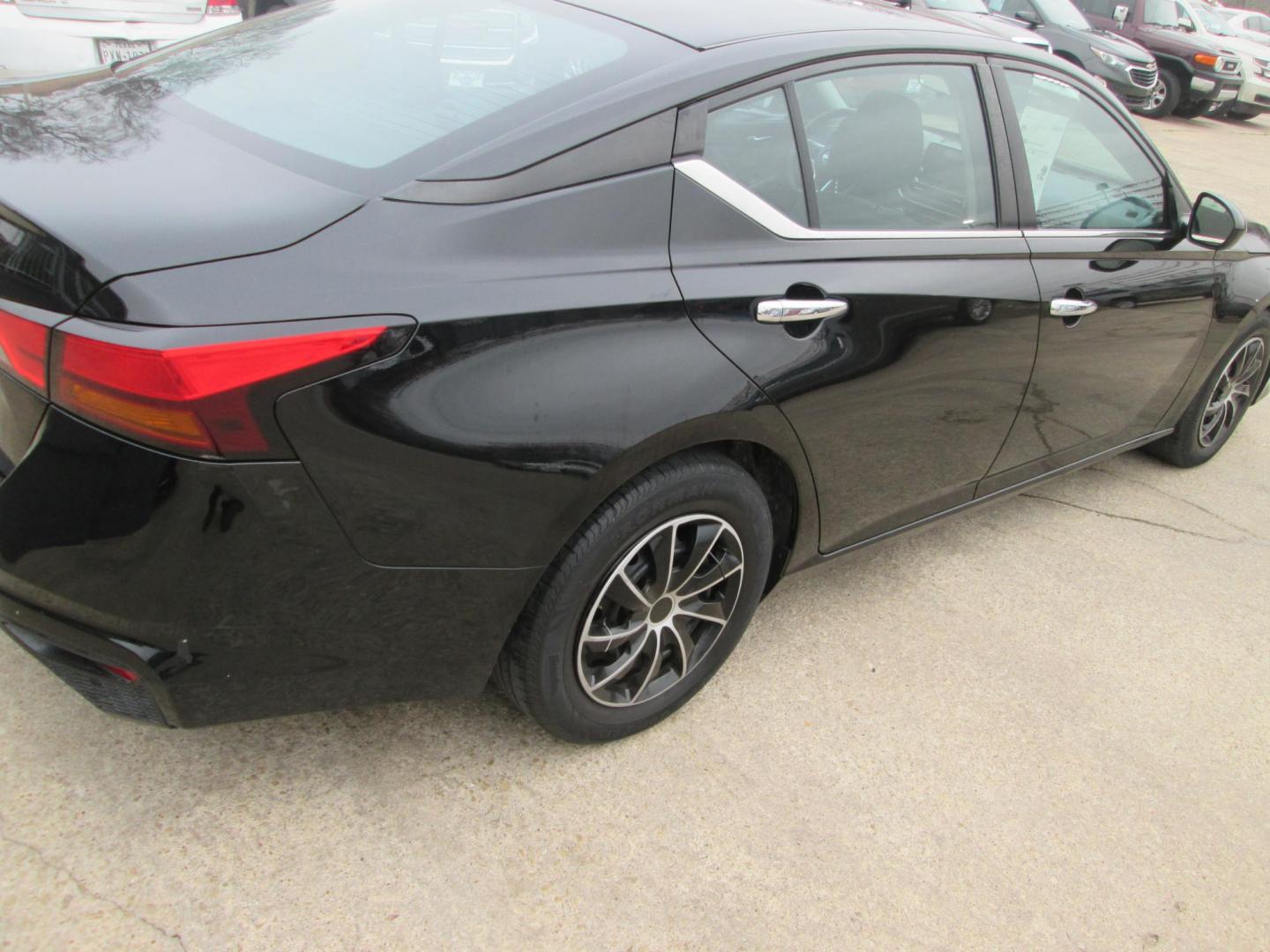 2020 BLACK Nissan Altima 2.5 S (1N4BL4BV1LC) with an 2.5L L4 DOHC 16V engine, CVT transmission, located at 1815 NE 28th St., Fort Worth, TX, 76106, (817) 625-6251, 32.795582, -97.333069 - Photo#5