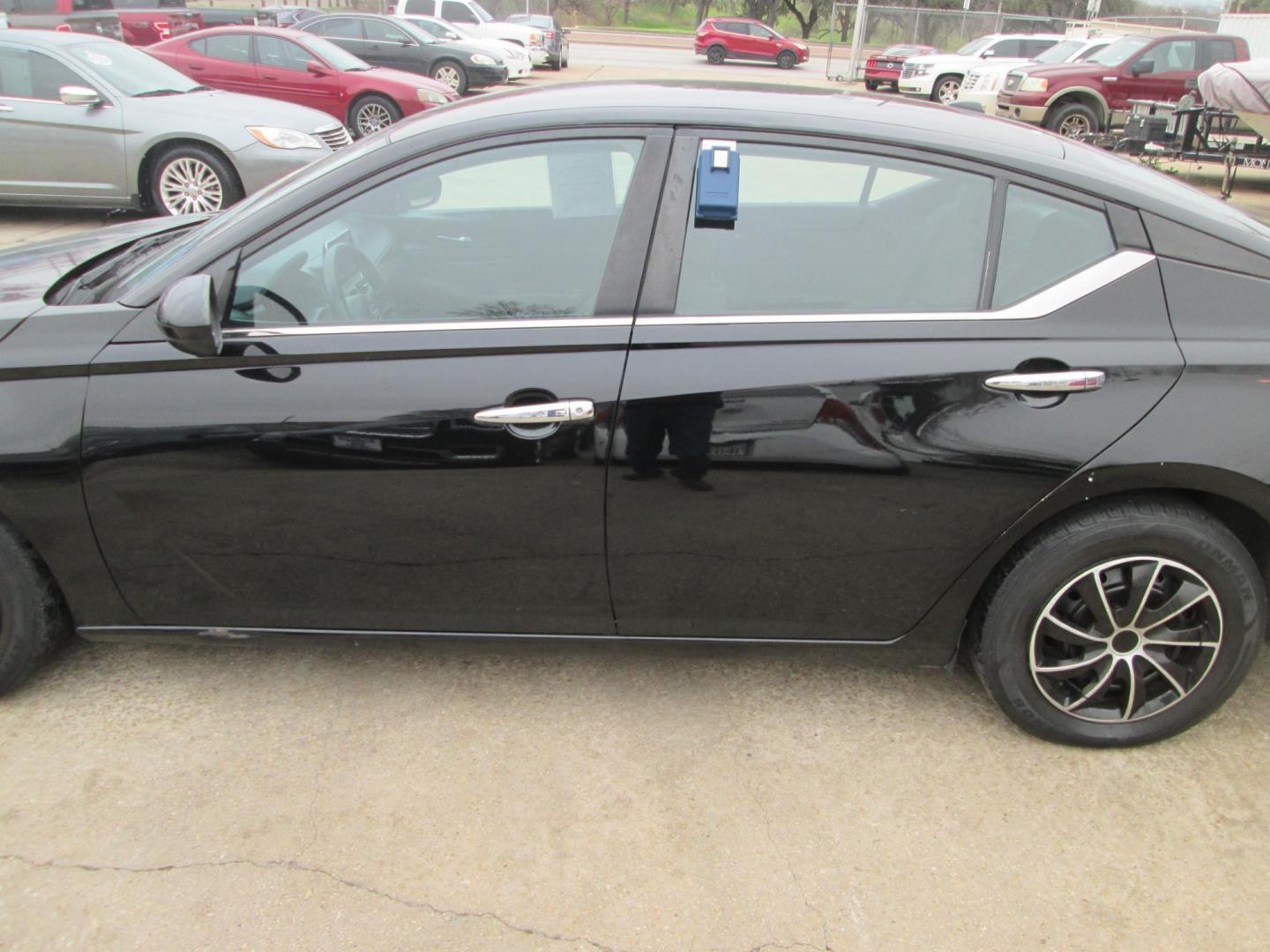 2020 BLACK Nissan Altima 2.5 S (1N4BL4BV1LC) with an 2.5L L4 DOHC 16V engine, CVT transmission, located at 1815 NE 28th St., Fort Worth, TX, 76106, (817) 625-6251, 32.795582, -97.333069 - Photo#6