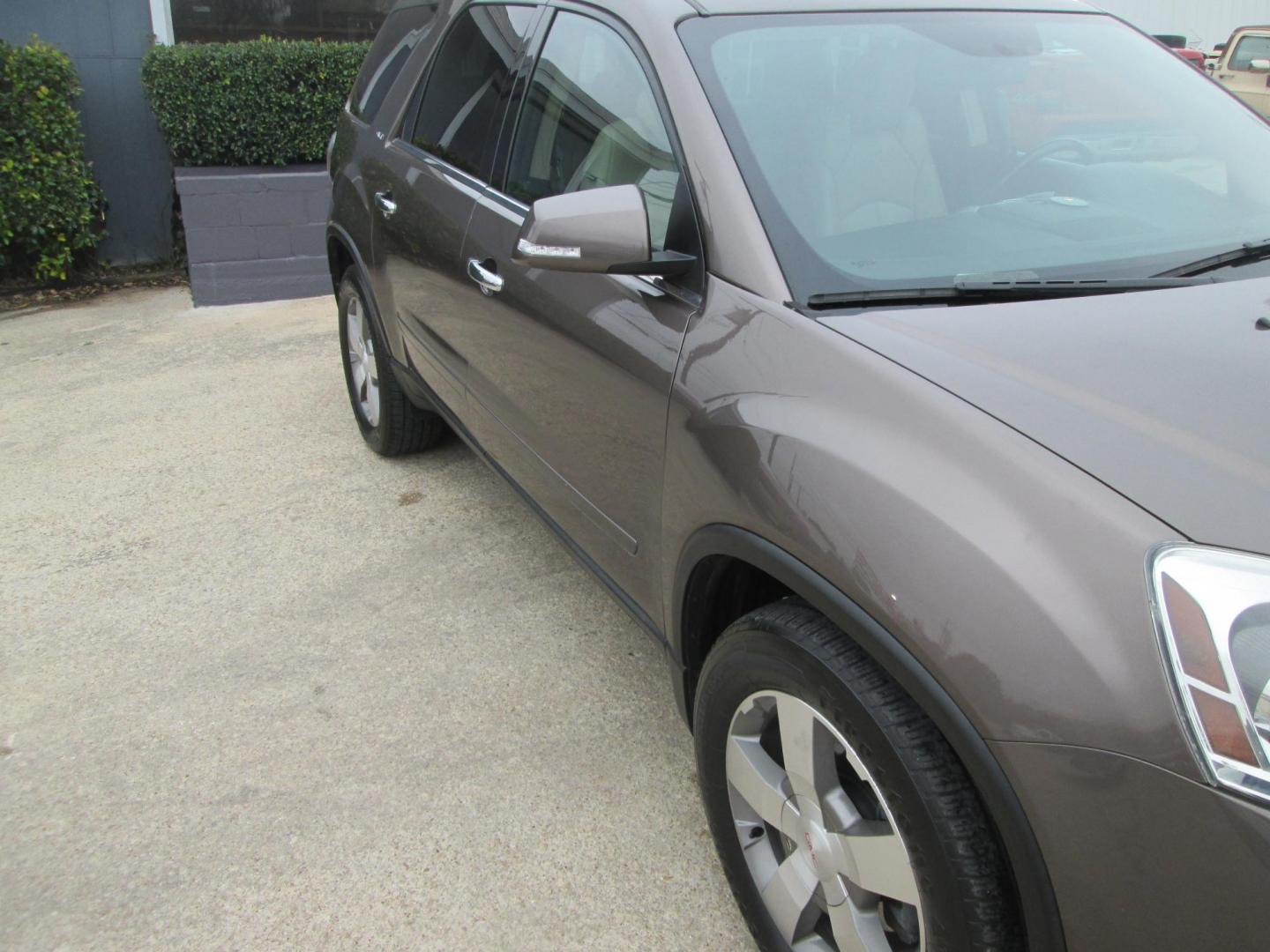 2012 BROWN GMC Acadia SLT-1 FWD (1GKKRRED6CJ) with an 3.6L V6 DOHC 24V engine, 6-Speed Automatic transmission, located at 1815 NE 28th St., Fort Worth, TX, 76106, (817) 625-6251, 32.795582, -97.333069 - Photo#3