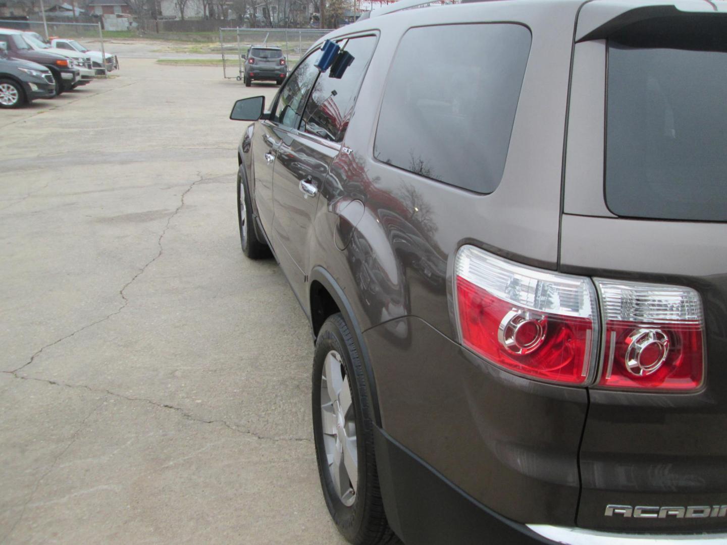 2012 BROWN GMC Acadia SLT-1 FWD (1GKKRRED6CJ) with an 3.6L V6 DOHC 24V engine, 6-Speed Automatic transmission, located at 1815 NE 28th St., Fort Worth, TX, 76106, (817) 625-6251, 32.795582, -97.333069 - Photo#7