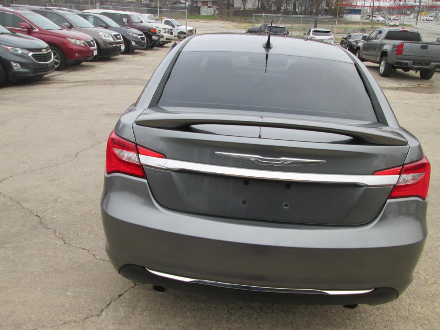 2011 GRAY Chrysler 200 Limited (1C3BC2FG3BN) with an 3.6L V6 DOHC 24V engine, 6-Speed Automatic transmission, located at 1815 NE 28th St., Fort Worth, TX, 76106, (817) 625-6251, 32.795582, -97.333069 - Photo#3