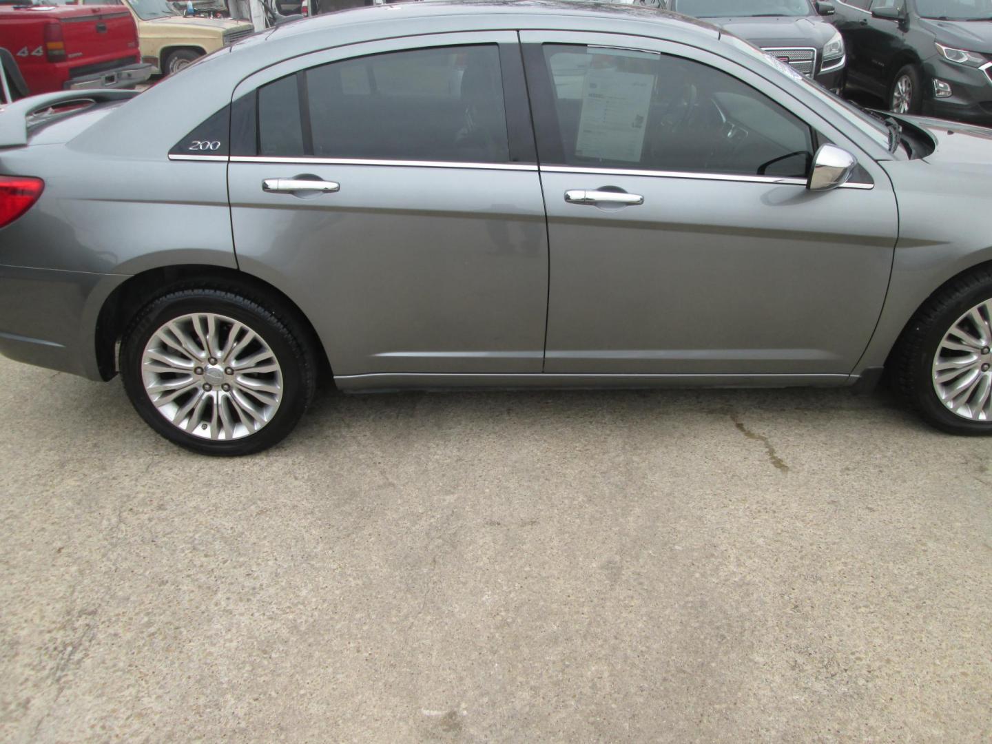 2011 GRAY Chrysler 200 Limited (1C3BC2FG3BN) with an 3.6L V6 DOHC 24V engine, 6-Speed Automatic transmission, located at 1815 NE 28th St., Fort Worth, TX, 76106, (817) 625-6251, 32.795582, -97.333069 - Photo#4