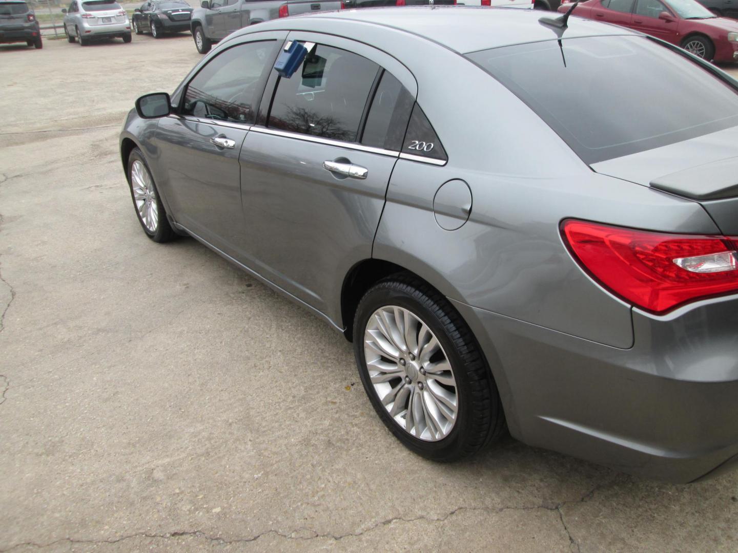 2011 GRAY Chrysler 200 Limited (1C3BC2FG3BN) with an 3.6L V6 DOHC 24V engine, 6-Speed Automatic transmission, located at 1815 NE 28th St., Fort Worth, TX, 76106, (817) 625-6251, 32.795582, -97.333069 - Photo#6