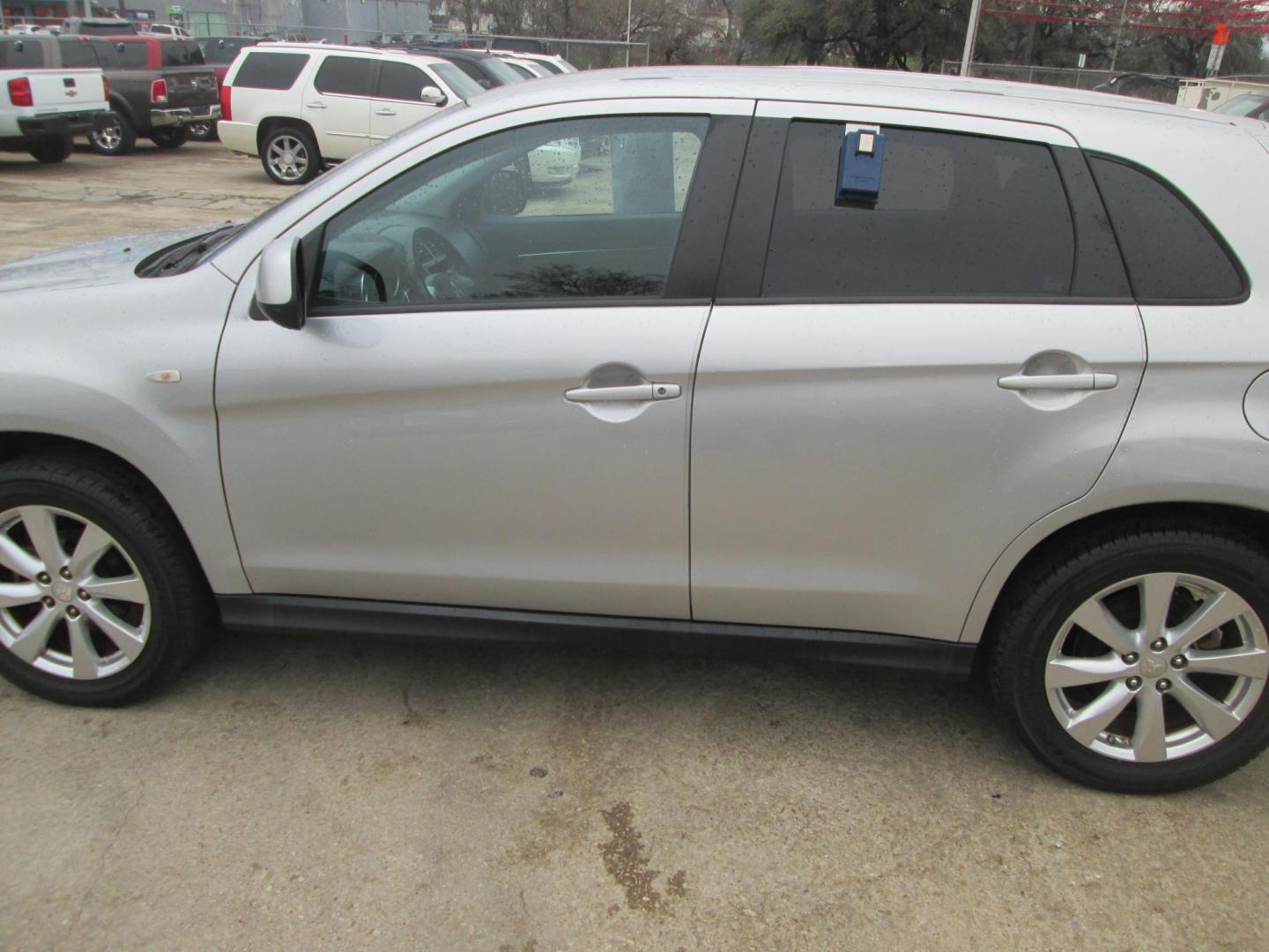 2013 SILVER Mitsubishi Outlander Sport ES 2WD (4A4AP3AU3DE) with an 2.0L L4 DOHC 16V engine, located at 1815 NE 28th St., Fort Worth, TX, 76106, (817) 625-6251, 32.795582, -97.333069 - Photo#9