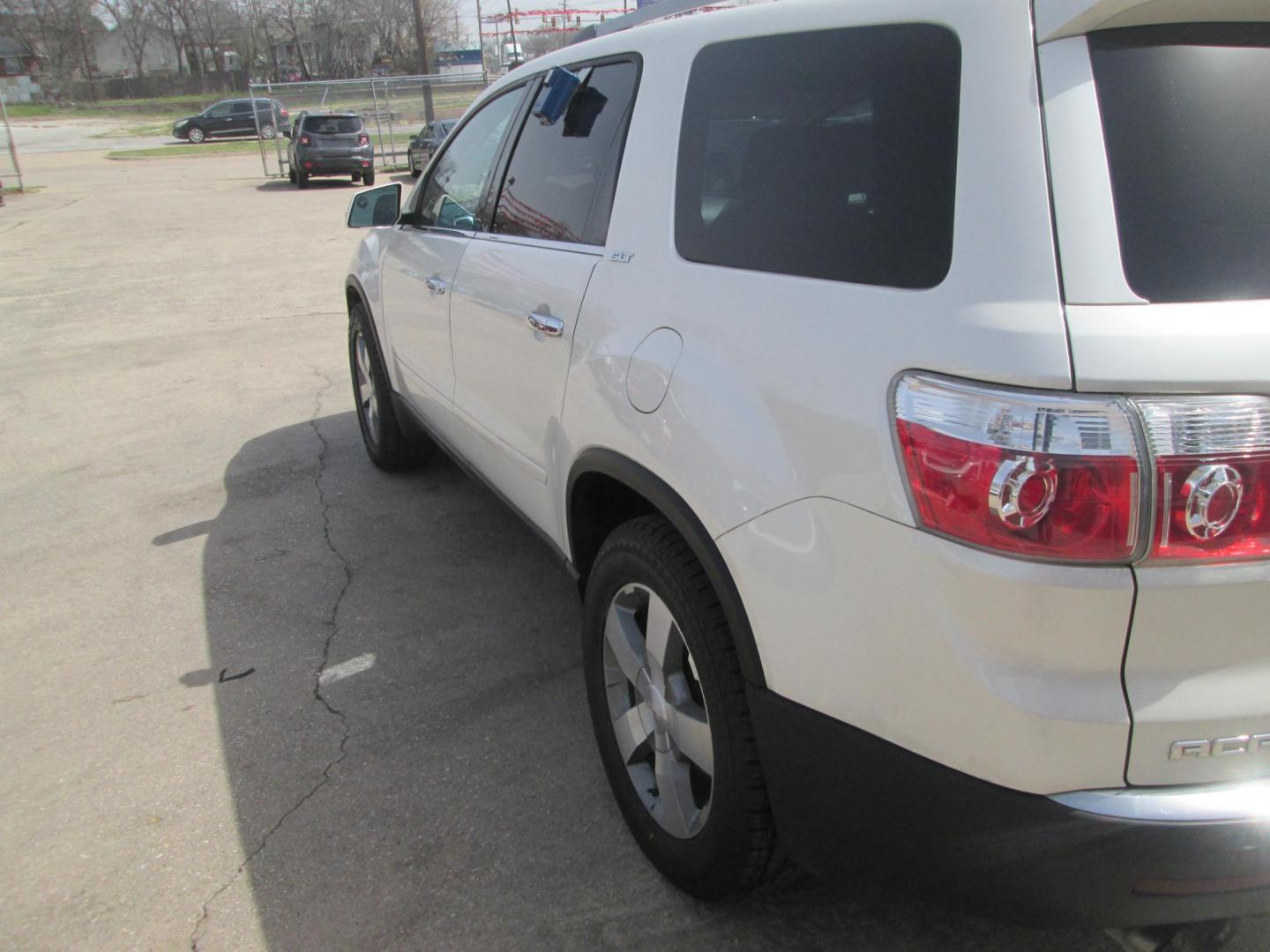 2012 WHITE GMC Acadia SLT-1 FWD (1GKKRRED1CJ) with an 3.6L V6 DOHC 24V engine, 6-Speed Automatic transmission, located at 1815 NE 28th St., Fort Worth, TX, 76106, (817) 625-6251, 32.795582, -97.333069 - Photo#10