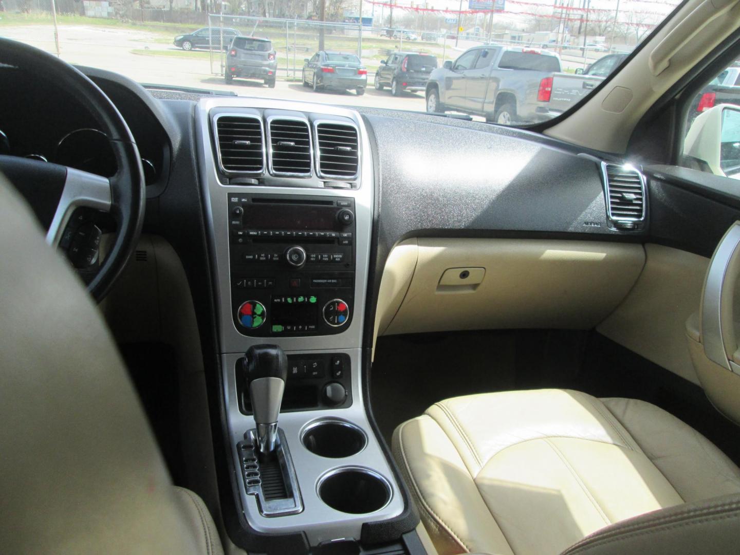 2012 WHITE GMC Acadia SLT-1 FWD (1GKKRRED1CJ) with an 3.6L V6 DOHC 24V engine, 6-Speed Automatic transmission, located at 1815 NE 28th St., Fort Worth, TX, 76106, (817) 625-6251, 32.795582, -97.333069 - Photo#9