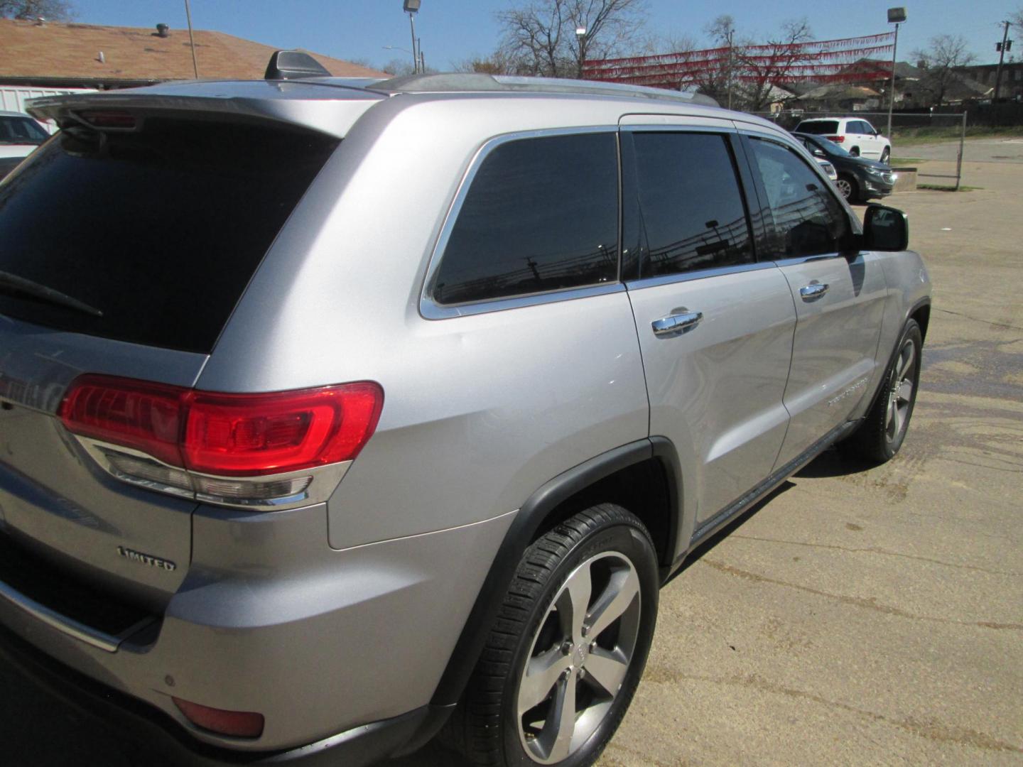 2014 SILVER Jeep Grand Cherokee Limited 2WD (1C4RJEBG4EC) with an 3.6L V6 DOHC 24V engine, 5-Speed Automatic transmission, located at 1815 NE 28th St., Fort Worth, TX, 76106, (817) 625-6251, 32.795582, -97.333069 - Photo#4