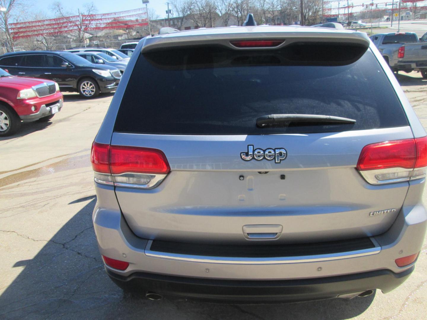 2014 SILVER Jeep Grand Cherokee Limited 2WD (1C4RJEBG4EC) with an 3.6L V6 DOHC 24V engine, 5-Speed Automatic transmission, located at 1815 NE 28th St., Fort Worth, TX, 76106, (817) 625-6251, 32.795582, -97.333069 - Photo#5