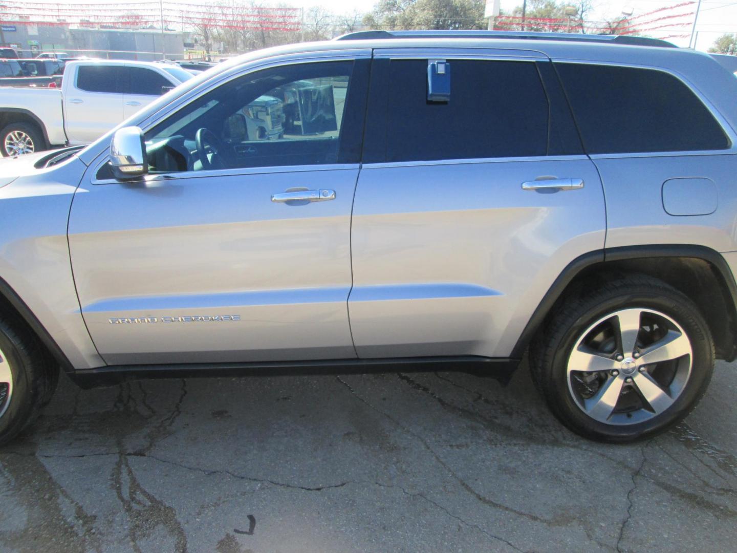 2014 SILVER Jeep Grand Cherokee Limited 2WD (1C4RJEBG4EC) with an 3.6L V6 DOHC 24V engine, 5-Speed Automatic transmission, located at 1815 NE 28th St., Fort Worth, TX, 76106, (817) 625-6251, 32.795582, -97.333069 - Photo#9